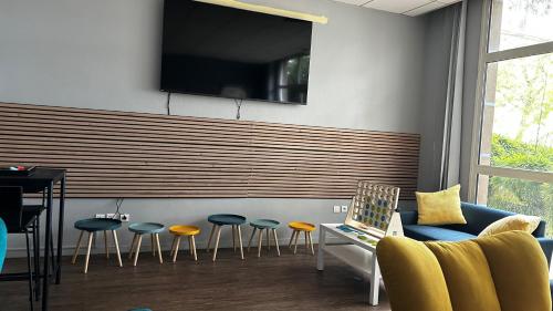 ห้องส่วนกลางสำหรับนั่งเล่น/ดูทีวี, เคียริด มาร์น ลา วัลเลย์ ทอร์ซี (Kyriad Marne La Vallee Torcy) in ตรอซี