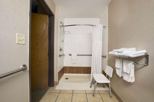 Queen Room with Two Queen Beds and Roll-In Shower - Mobility Accessible/Non-Smoking