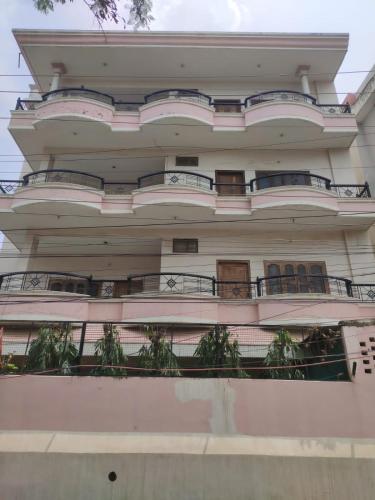 Kashi Home Stay & Apartments
