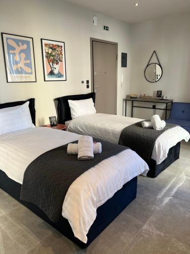 2 twin beds
