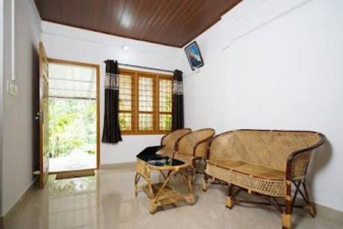 SWISS VILLA COTTAGE MUNNAR-Entire Private villa cottage with two rooms and kitchen for 4 persons- VERY CLOSE TO MUNNAR-State Highway