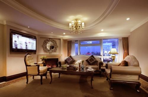 Shared lounge/TV area, Beijing Continental Grand Hotel in China National Convention Center & Olympic Village