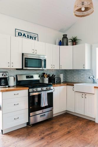 The Beachside Burrow - Next to Sandbanks w Hot Tub in West Lake (ON)