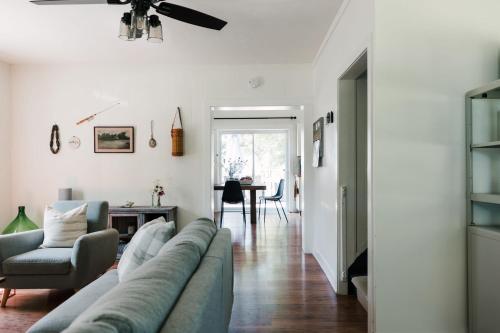 The Beachside Burrow - Next to Sandbanks w Hot Tub in West Lake (ON)