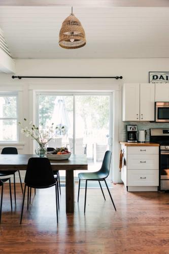The Beachside Burrow - Next to Sandbanks w Hot Tub in West Lake (ON)