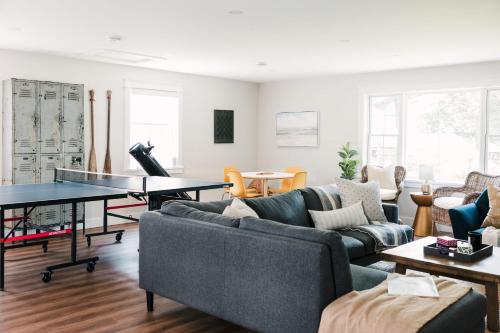 The Beachside Burrow - Next to Sandbanks w Hot Tub in West Lake (ON)