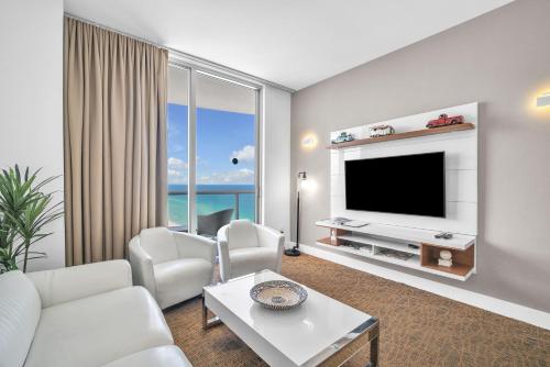Marenas Beach Resort Sunny Isles PH Ocean View 1Bed 1Bath in Miami Beach, USA