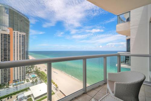 Marenas Beach Resort Sunny Isles PH Ocean View 1Bed 1Bath in Miami Beach, USA