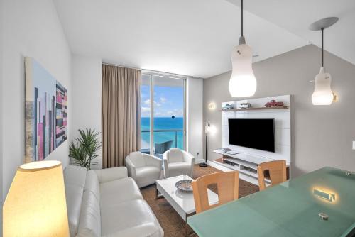Marenas Beach Resort Sunny Isles PH Ocean View 1Bed 1Bath in Miami Beach, USA