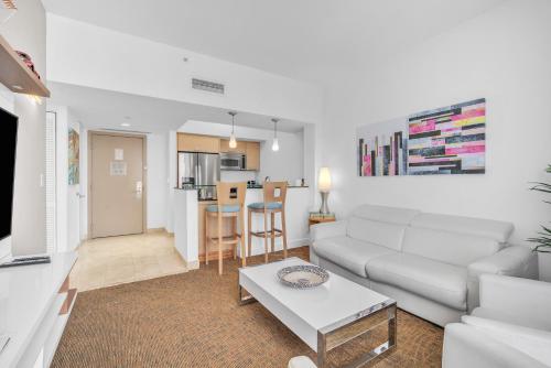 Marenas Beach Resort Sunny Isles PH Ocean View 1Bed 1Bath in Miami Beach, USA
