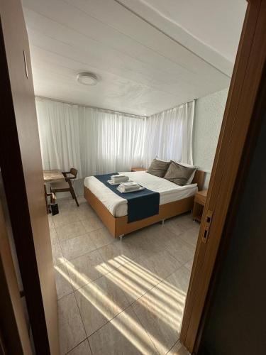 Standard Double or Twin Room image 4