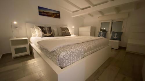 Luxury oceanfront villa in an idyllic location no1