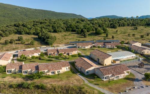 Park&Suites Village Gorges de l'Hérault-Cévennes - Hotel - Brissac