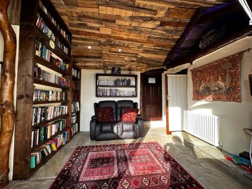 Atpūtas iespējas, Coed Y Ddraig - themed 3 bedroom cottage, with bar & pool table in Tregaron