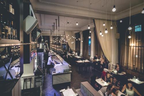 Restaurant, Hotel Place D'Armes in Old Montreal