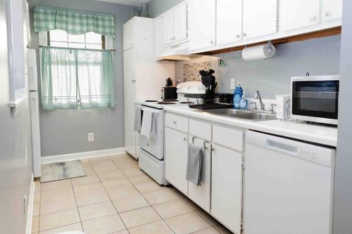 Cozy 3-Bed Athens Getaway, Right Near UGA! detail