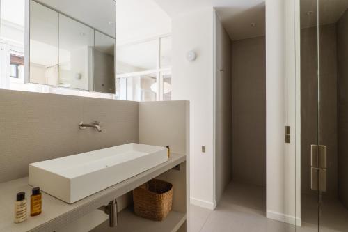 Veeve - Alabaster Bright - image 3