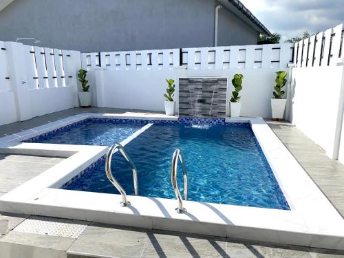 MEDINA VILLA MANJUNG private pool