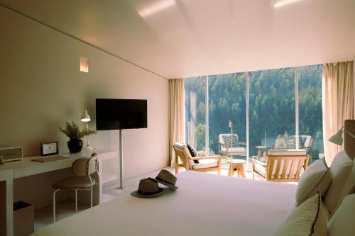 Double or Twin Room with Mountain View