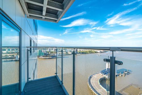 Skyvillion - London River Thames Top Floor Apartments by Woolwich Ferry, Mins to London ExCel, O2 Arena , London City Airport with Parking, Londres