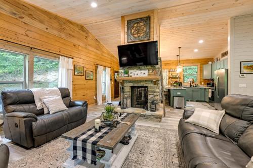 3 Mi to Lake Glenville Cullowhee Cabin with Hot Tub in Glenville, USA