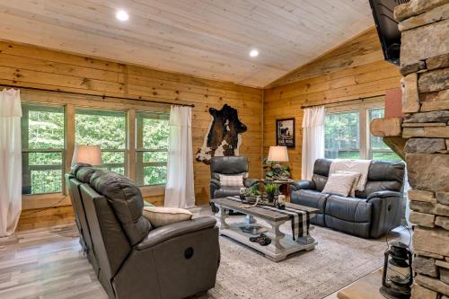 3 Mi to Lake Glenville Cullowhee Cabin with Hot Tub in Glenville, USA