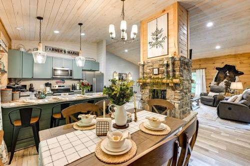 3 Mi to Lake Glenville Cullowhee Cabin with Hot Tub in Glenville, USA