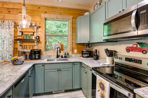 3 Mi to Lake Glenville Cullowhee Cabin with Hot Tub in Glenville, USA