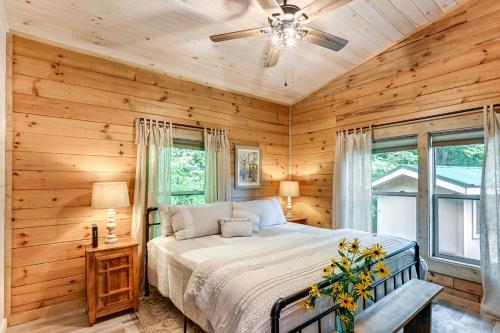 3 Mi to Lake Glenville Cullowhee Cabin with Hot Tub in Glenville, USA