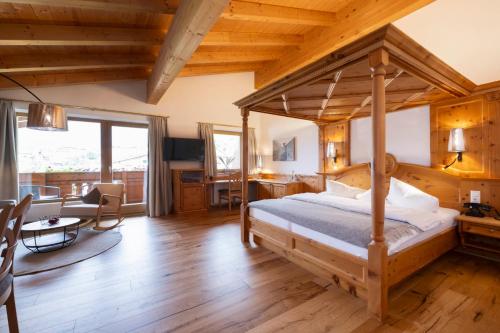 1 double bed, 1 bunk bed