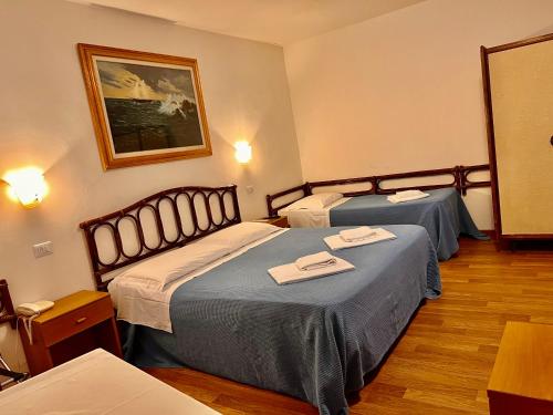 Hotel Canada - image 7