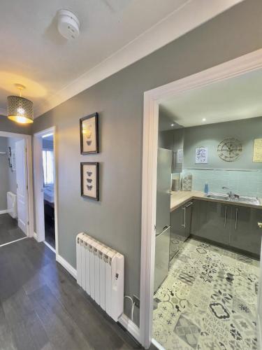 Monkbridge Mews Apartment - image 7