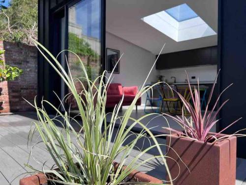 New, unique central Christchurch location with parking photo 4