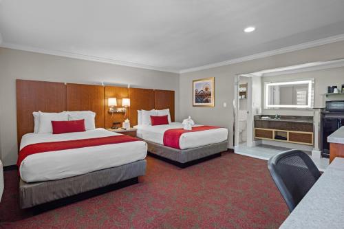 Del Sol Inn - Anaheim Resort Room Type - Deluxe Room, 2 Queen Beds