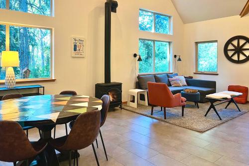 Modern Leavenworth Cabin with Hot Tub Games and More! - image 14