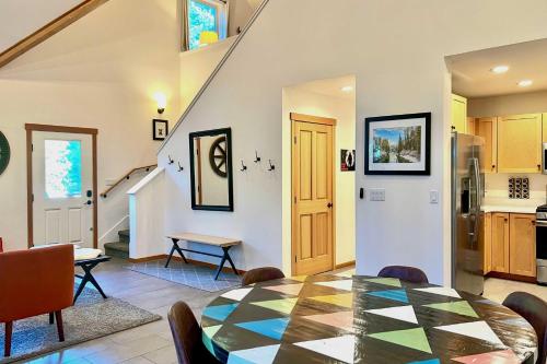 Modern Leavenworth Cabin with Hot Tub Games and More! - image 11