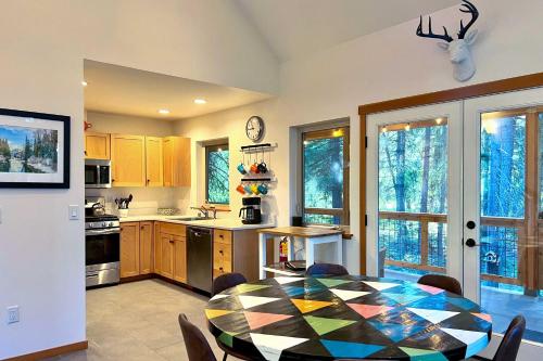 Modern Leavenworth Cabin with Hot Tub Games and More! - image 13