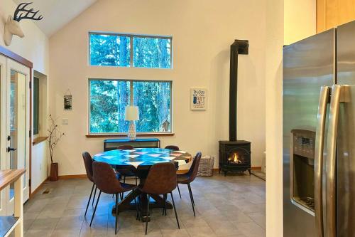 Modern Leavenworth Cabin with Hot Tub Games and More! - image 9