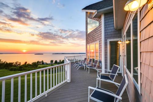 Lake View Champlain Home with Hot Tub and Sauna! in 普拉茨堡