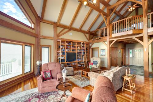Lake View Champlain Home with Hot Tub and Sauna! in 普拉茨堡