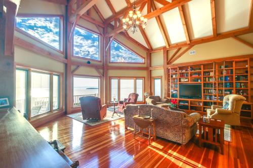 Lake View Champlain Home with Hot Tub and Sauna! in 普拉茨堡