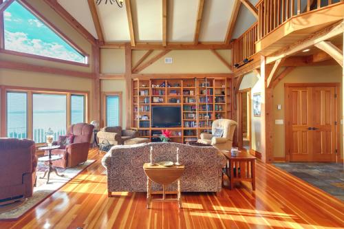 Lake View Champlain Home with Hot Tub and Sauna! in 普拉茨堡