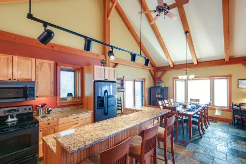 Lake View Champlain Home with Hot Tub and Sauna! in 普拉茨堡