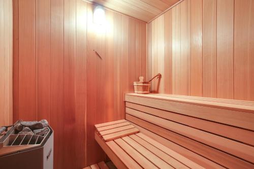 Lake View Champlain Home with Hot Tub and Sauna! in 普拉茨堡
