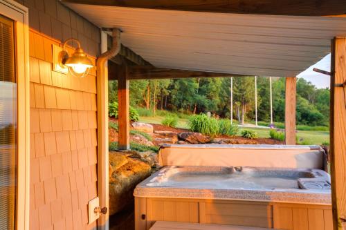 Lake View Champlain Home with Hot Tub and Sauna! in 普拉茨堡