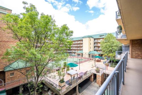 Sage on Bewes - Relaxed CBD Base with Tennis Court - image 4