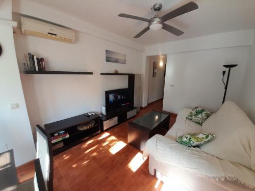 صالة مشتركة/ منطقة التلفزيون, CALZADA Homes in El Diezmo