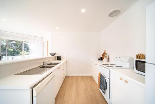 Konyha, Casa Del Sol - Spacious Beach House with Backyard in Fleurieu Félsziget