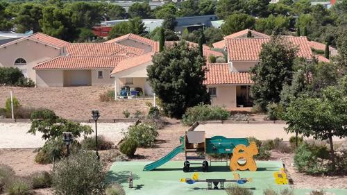 Детска площадка, Appartement 2 Pièces Le Domaine de Manon (Appartement 2 Pieces Le Domaine de Manon) in Син
