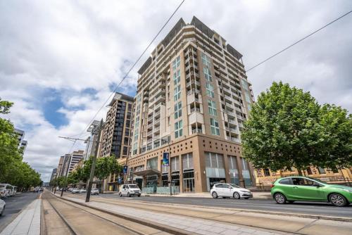 The North Star - Modern CBD Escape with Pool & Sauna